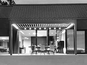 Glasdach Terrasse, Bild in schwarz-weiß